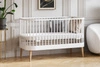 Łóżeczko niemowlęce z materacem Prince 140x70 cm biały / sosna eleganckie łóżeczko do pokoju niemowlęcego z nutą stylu skandynawskiego