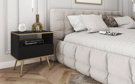 Szafka nocna z szufladą Luxury czarna elegancki design korpus zwieńczony złotą listwą szafka wsparta na złotych metalowych nogach