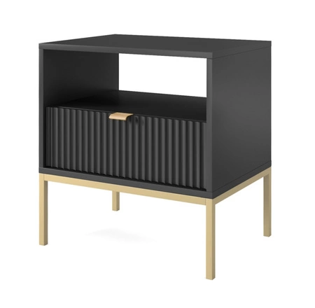 Szafka nocna z szufladą Lovro czarna gustowny ryflowany dekor idealna szafka do sypialni złote metalowe dodatki