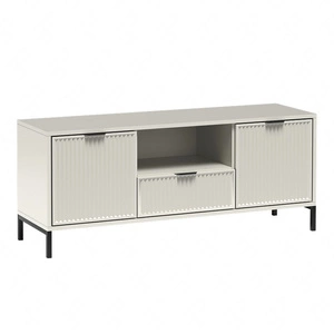 Szafka RTV Linka 135 cm beżowa nowoczesny design ciekawy wzór na frontach w postaci frezowanych ryfli metalowa podstawa