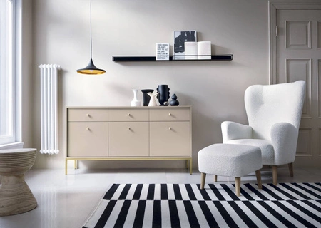Komoda z szufladami Mono 154 cm beżowa minimalistyczny design stylowy uchwyt prosta forma wzbogacona o metalowe złote elementy