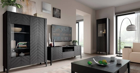 Szafka RTV Malumi 160 cm czarna stylowy design ozdobny wzór jodełki na frontach minimalistyczny metalowy uchwyt wysoka podstawa