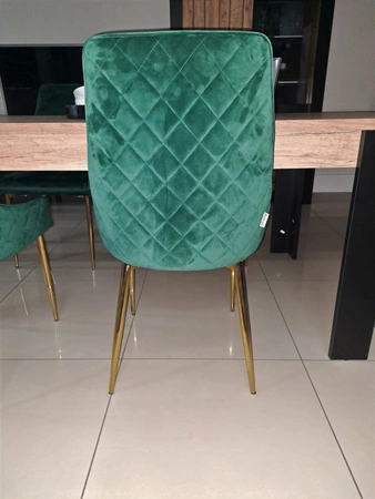 Krzesło tapicerowane Mia 48x57 cm butelkowa zieleń nowoczesne oraz funkcjonalne krzesło metalowe ze złotymi nogami