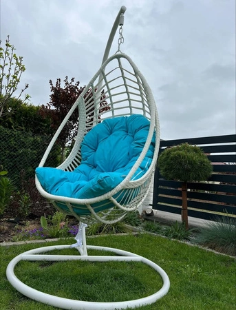 Fotel wiszący Bellissimo biały uniwersalny fotel z niebieską poduchą do ogrodowej strefy wypoczynku odporny na warunki atmosferyczne