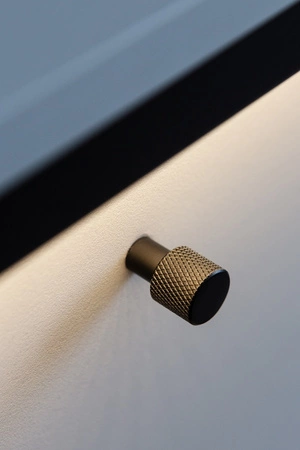 Komoda z szufladami Gris 136 cm szary / czarny funkcjonalna i pojemna komoda z klimatycznym oświetleniem LED idealna do sypialni