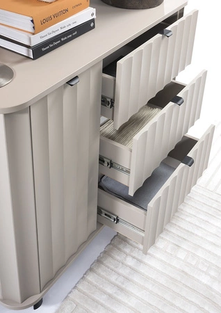 Komoda z szufladami Novado 111 cm clay grey funkcjonalna i estetyczna komoda do salonu lub sypialni stylowe pionowe frezowania