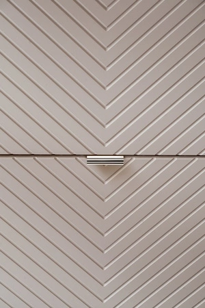 Zestaw mebli łazienkowych Viva beżowy / dąb coast evoke stylowe szafki z ciekawym frezowaniem w kształcie jodełki modna kolorystyka