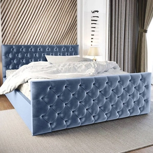 Łóżko tapicerowane Viamao 180x200 błękitne z pojemnikiem w nowoczesnym skandynawskim stylu z pikowanym wezgłowiem oraz zanóżkiem