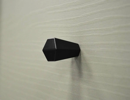 Komoda Kioto III 84 cm eukaliptus minimalistyczny design doskonała propozycja komody do sypialni lub salonu czarne uchwyty stabilny stelaż