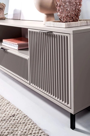 Szafka RTV Linka 135 cm beżowa nowoczesny design ciekawy wzór na frontach w postaci frezowanych ryfli metalowa podstawa