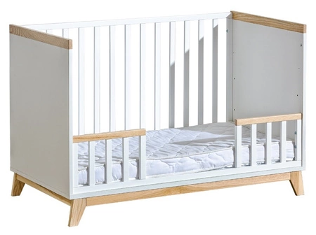 Łóżeczko niemowlęce Nordik 120x60 cm biały / jesion łóżeczko do pokoju niemowlęcego z nutą stylu skandynawskiego stabilne drewniane nogi