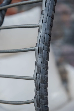 Fotel wiszący Spesso szary niezwykle stylowy fotel z białą poduchą do ogrodu lub salonu stalowa podstawa zapewnia bezpieczeństwo