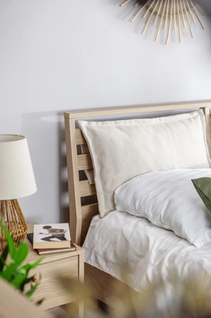 Tapicerowany zagłówek do łóżka Cozy beżowy funkcjonalny i wygodny dodatek do łóżka 160x200 cm staranne wykończenie