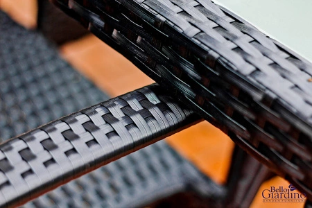 Zestaw mebli ogrodowych Avvicente czarny elegancki zestaw mebli technorattanowych klasyczna konstrukcja wpisująca się w każdy ogród