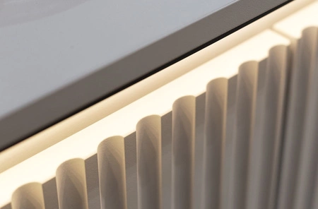 Szafka RTV Trend 167 cm biała praktyczna i stylowa szafka z ryflowanymi frontami wzbogacona o oświetlenie LED metalowa podstawa