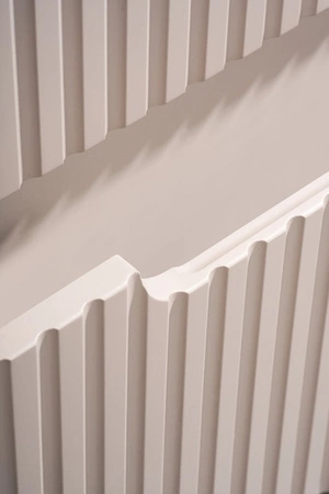 Szafka pod umywalkę Nova 60 cm beżowa designerska szafka do łazienki z półką nietuzinkowe pionowe ryflowanie na frontach