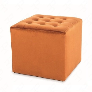 Puf Lori 39 cm cynamonowy idealny podnóżek odporny na zaciągnięcia i zadrapania pufa do siedzenia z wygodnym siedziskiem delikatnie pikowany