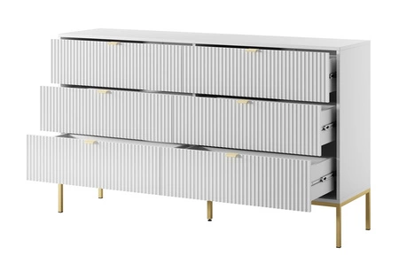 Komoda z szufladami Lovro 154 cm biała nowoczesny design zachwyci miłośników wyrazistych wnętrz ryflowane fronty złote dodatki