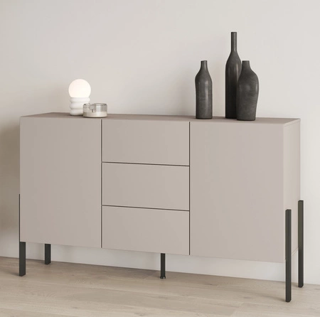 Komoda z szufladami Jukon 154 cm beżowa elegancka forma mebla w nowoczesnym stylu system otwierania push to open metalowe czarne nogi
