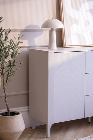 Zestaw mebli do salonu Malumi beżowy stylowe meble z wyrafinowanym wzorem jodełki metalowe uchwyty wysoka stabilna podstawa