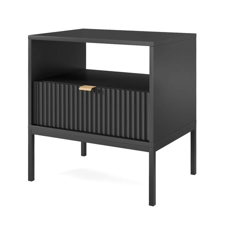 Szafka nocna z szufladą Lovro czarna gustowny ryflowany dekor idealna szafka do sypialni złoty uchwyt krawędziowy