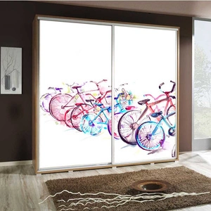 Szafa przesuwna Artistino 205 cm z grafiką rowery korpus szafy w kolorze dąb catania wykonany z płyty o grubości 22mm