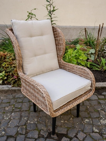 Fotel ogrodowy Aperto ciemny beżowy elegancki fotel pleciony z poduchami do ogrodu odporny na szkodliwe warunki atmosferyczne