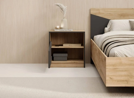 Szafka nocna Atson dąb odwieczny / czarny lewa funkcjonalny dodatek do sypialni w stylu nowoczesnym oryginalny kształt drzwi