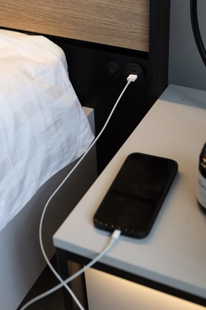 Łóżko Gris 180x200 cm szary / czarny / dąb natura wygodne łóżko z pojemnikiem na pościel wysoki zagłówek z oświetleniem LED