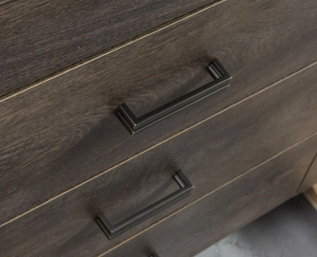 Witryna Indiana 56 cm jesion ciemny stylowa witryna do salonu elementy z bezpiecznego szkła ozdobna deska na froncie witryny oświetlona LED