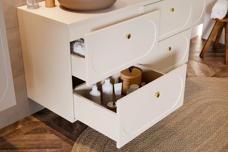 Zestaw mebli łazienkowych Donna Sand beżowy eleganckie szafki łazienkowe z dekoracyjnym obłym frezowaniem na frontach złote uchwyty