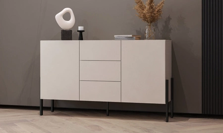 Komoda z szufladami Jukon 154 cm beżowa elegancka forma mebla w nowoczesnym stylu system otwierania push to open metalowe czarne nogi