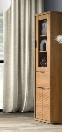 Witryna Fonti 50 cm dąb karmel witryna z szufladą front ozdobiony dekorem jodełki elementy z bezpiecznego szkła stylowe czarne uchwyty