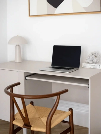 Biurko Malumi 135 cm beżowe doskonałe biurko do domowego biura dekoracyjny wzór jodełki na froncie mebla system push to open