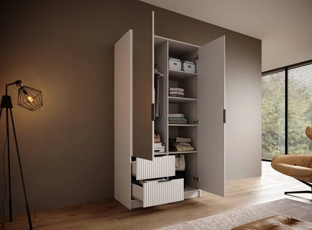 Szafa z lustrem Norel 102 cm biała stylowa szafa o nowoczesnym designie z ryflowanymi frontami i pojemnymi szufladami