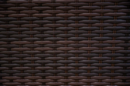 Stół ogrodowy Avvicente 90x150 cm brązowy elegancki design idealny stół do ogrodu lub na przestronny taras blat wykończony szkłem