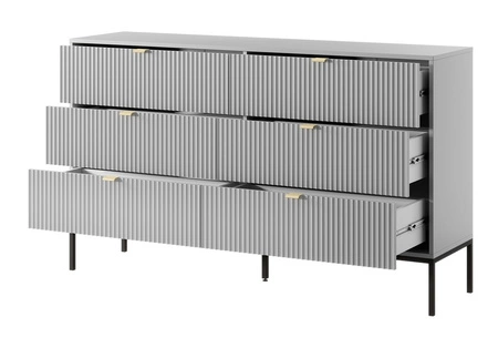 Komoda z szufladami Lovro 154 cm szara nowoczesny design zachwyci miłośników wyrazistych wnętrz ryflowane fronty metalowe uchwyty