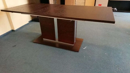 Stół rozkładany Fin 150-200 cm wenge blat w fornirze pokryty warstwą drewna prowadnice synchroniczne obrzeża wykończone okleiną