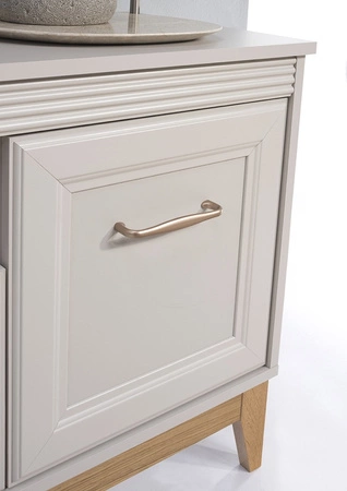 Szafka RTV Windsor 179 cm beżowy / dąb stylowa szafka o klasycznym designie wsparta na drewnianej podstawie uchwyty w kolorze miedzi