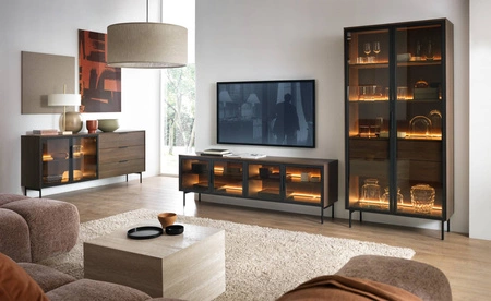 Szafka RTV Lumi 181 cm dąb dunin designerska stylistyka szafki pod telewizor z przeszklonymi frontami i klimatycznym oświetleniem ledowym