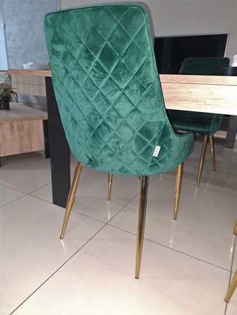 Krzesło tapicerowane Mia 48x57 cm butelkowa zieleń nowoczesne oraz funkcjonalne krzesło metalowe ze złotymi nogami