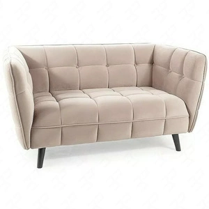 Sofa Castello II beżowa prosta i stylowa sofa wpisująca się w każdą aranżację sofa z drewnianymi nogami
